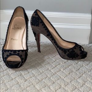 AUTHENTIC. Patterned Louboutin peep toe heels.